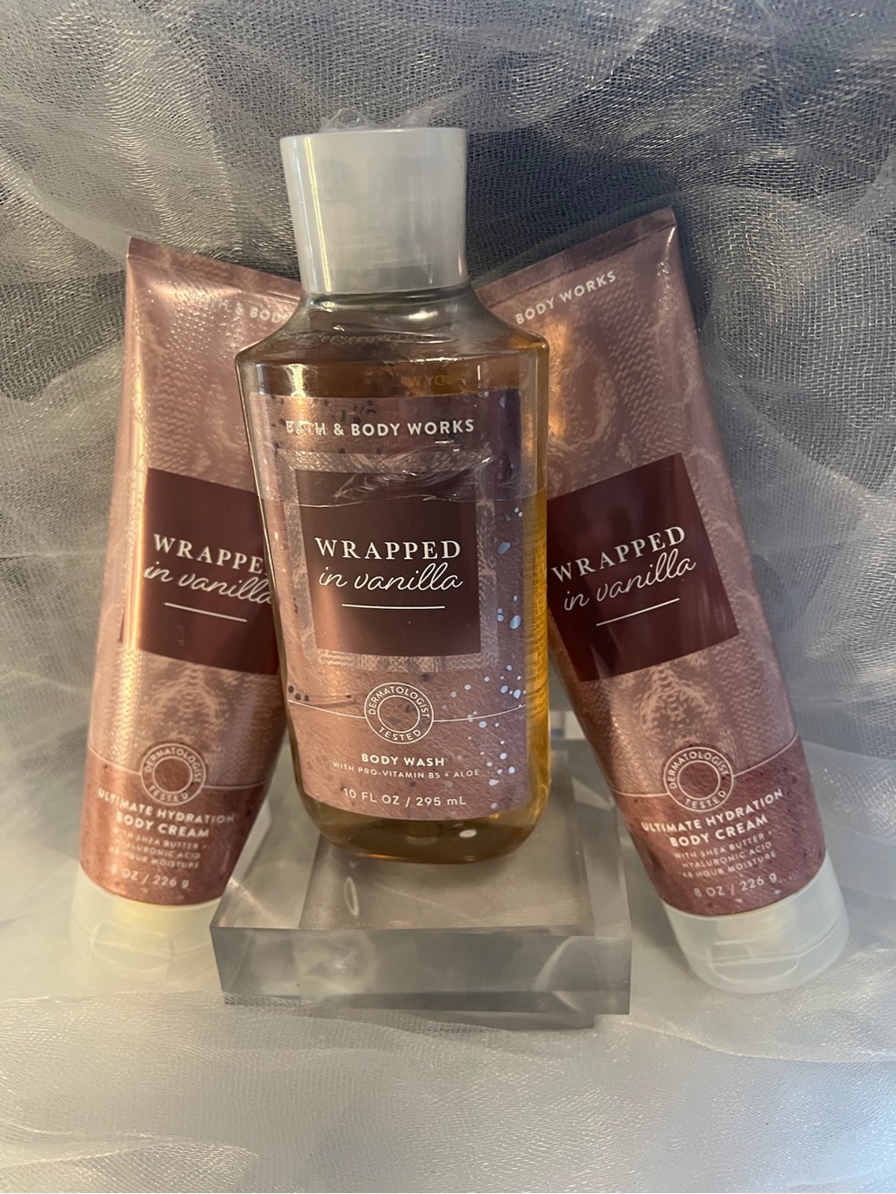 Set of 3 Bath & Body Works Wrapped in Vanilla Body Cream & Body Wash (FL1087)